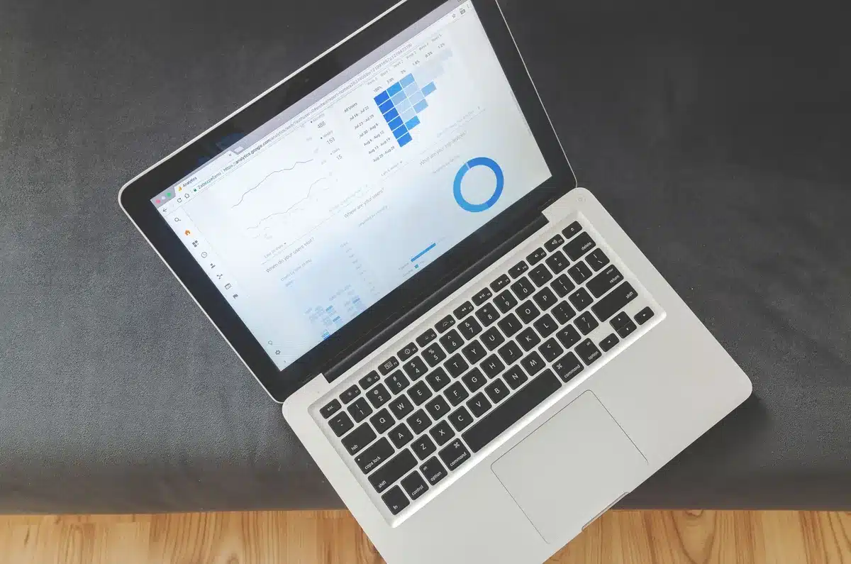 Vue de dessus d'un ordinateur portable affichant des graphiques et des données d'analyse.