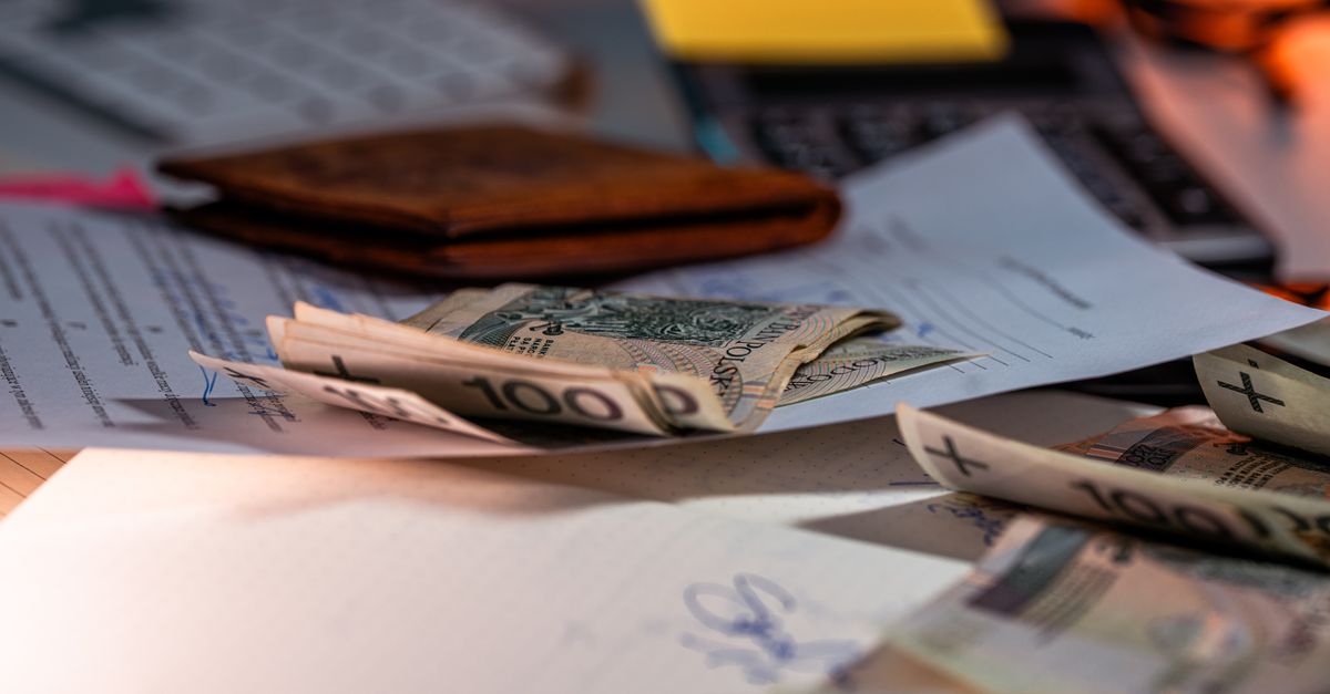 Documents comptables et facture posés sur un bureau