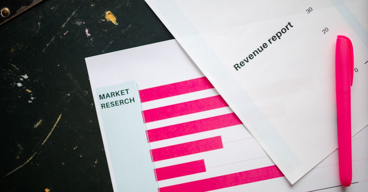 Comparaison de rapports imprimés sur une table de travail